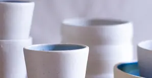 ciotole e bicchieri di argilla