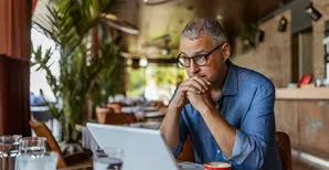 uomo pensieroso davanti al computer