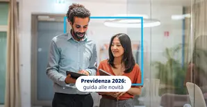 colleghi in ufficio che controllano dei dati su un tablet con riquadro blu e titolo serie vide "Previdenza 2026: guida alle novità"