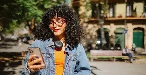 ragazza giovane che guarda il telefono