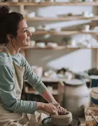 ragazza sorridente che dipinge l'argilla 