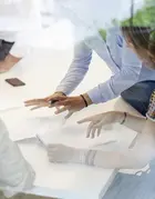 ufficio dettaglio di mani di colleghi che discutono su documenti