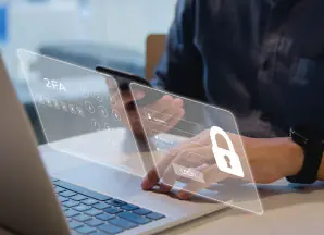 Persona che lavora su laptop accesso area riservata