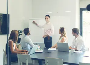 colleghi in ufficio che lavorano e discutono progetti