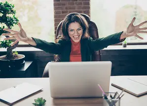 immagine di donna felice davanti al pc