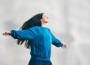 ragazza vestita di blu con capelli al vento