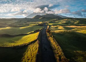 paesaggio verde con colline e montagne in lontananza