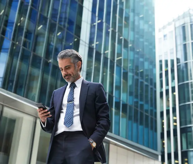 Uomo d'affari che consulta il proprio telefono