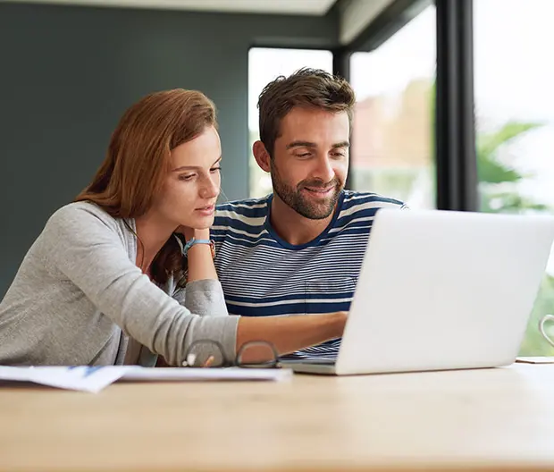coppia che consulta il pc per delle ricerche