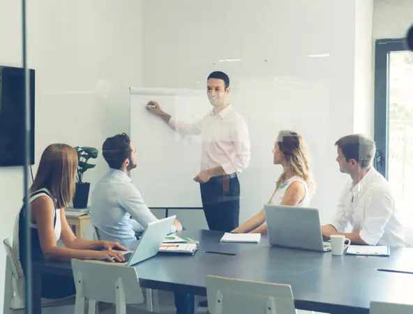 colleghi in ufficio che lavorano e discutono progetti