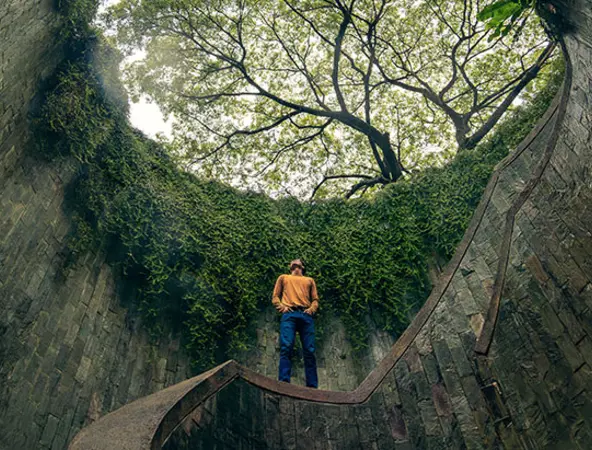 foto panoramica natura con persona al centro