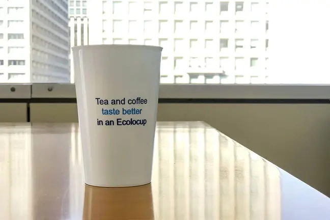100％リサイクルプラスチック製カップ