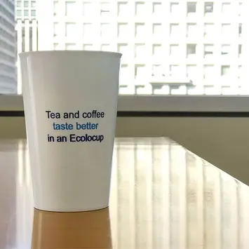 100％リサイクルプラスチック製カップ