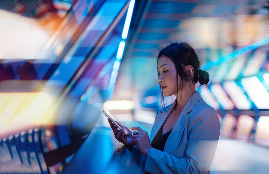 immagine di donna che guarda il cellulare con sfondo colorato