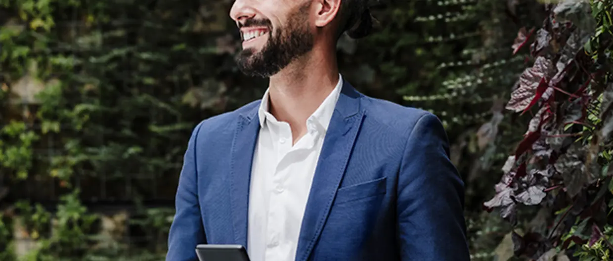 lächelnder Mann mit Telefon