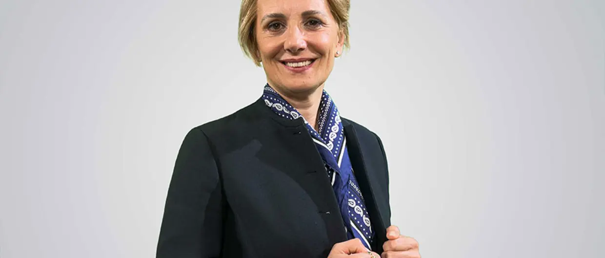 donna in posizione professionale e formale su sfondo grigio