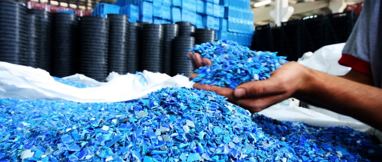 Une masse de plastique en train d'être traité pour le recyclage