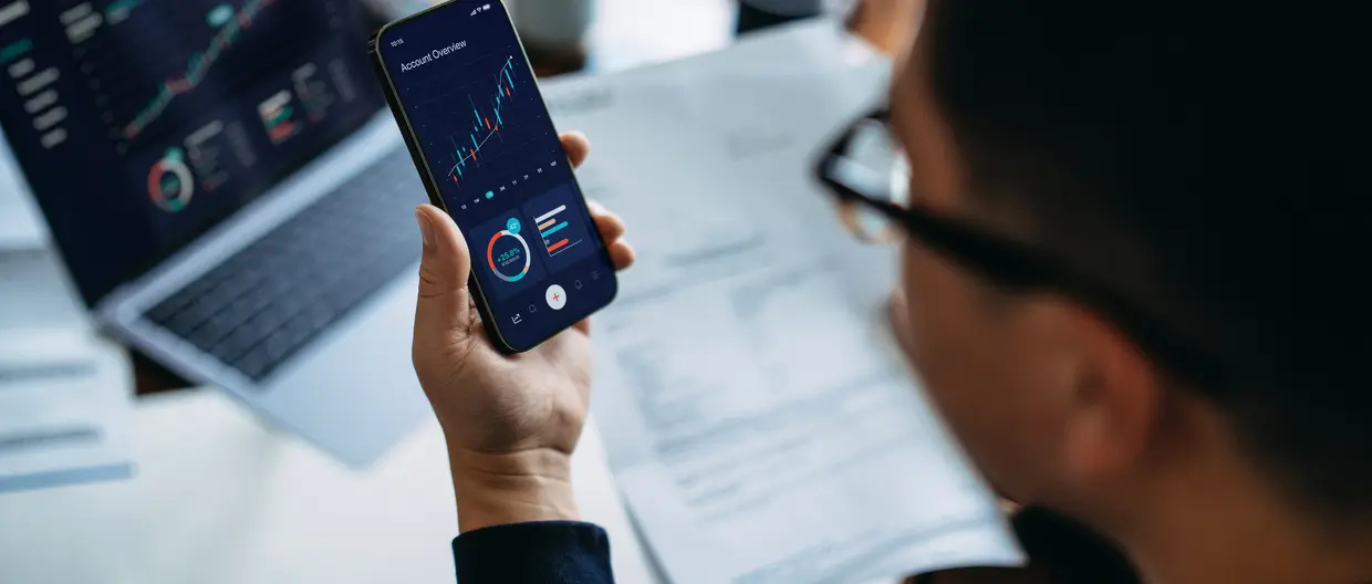 Un ordinateur et un téléphone avec des statistiques financières