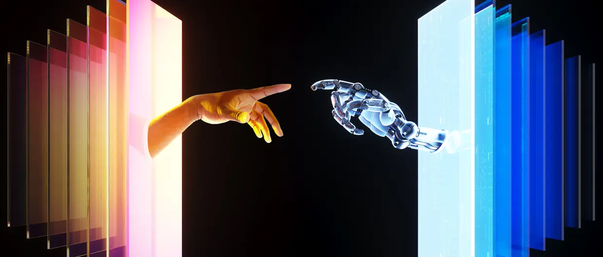 Une main robotique s'approche d'une main humaine