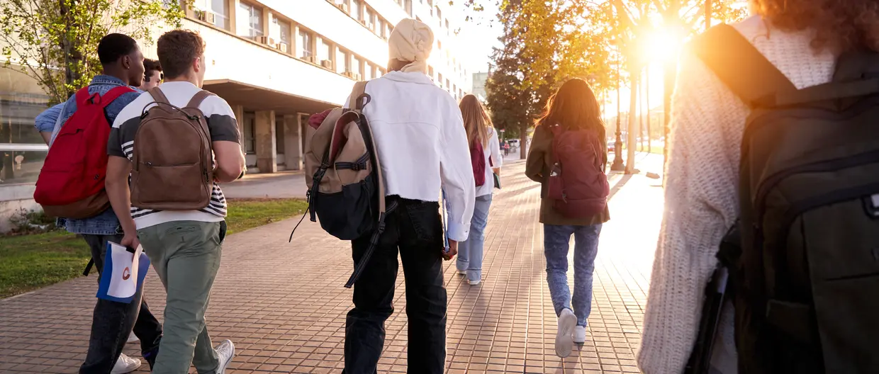 Des étudiants marchent dans la rue