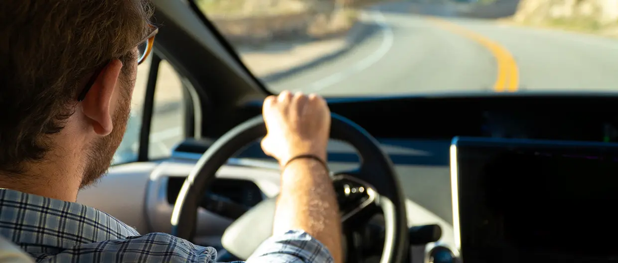 Megatrends - Mann fährt ein E-Auto