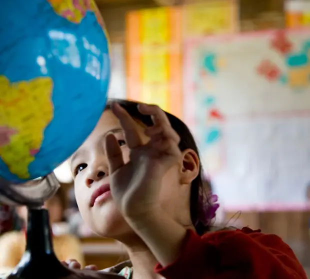 Megatrends - Kind mit Globus