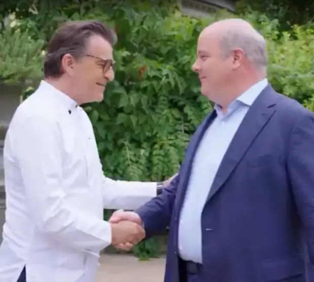 yannick Alléno sert la main de Vincent Mortier