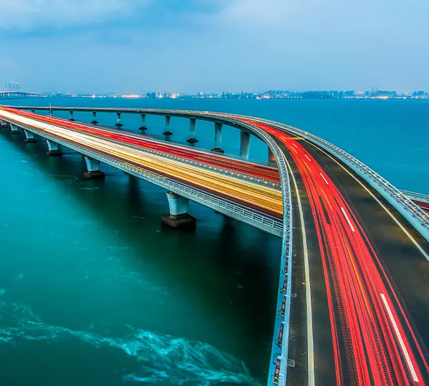 magazine 2026 - immagine di un ponte con luci delle auto 