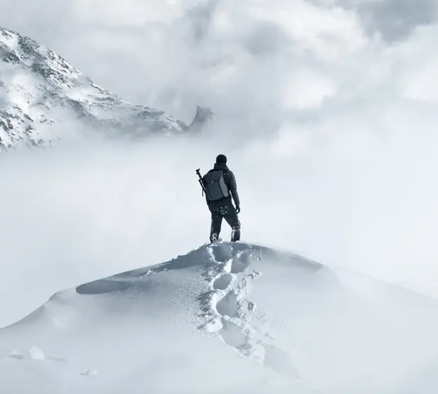 esploratore su vetta montagna innevata