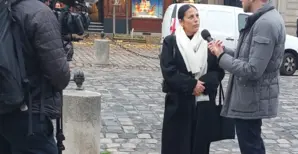 Une femme est interviewée dans la rue