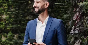 lächelnder Mann mit Telefon