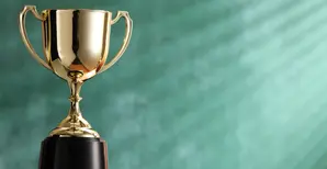 hochgehaltener Pokal