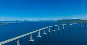 paesaggio naturale con ponte su mare e montagne