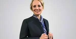 donna in posizione professionale e formale su sfondo grigio