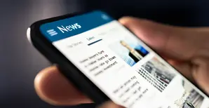 Un téléphone ouvert sur une application d'actualités