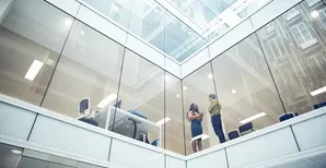 Modernes Bürogebäude mit Glaswänden