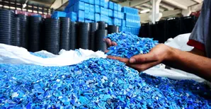 Une masse de plastique en train d'être traité pour le recyclage