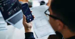 Un ordinateur et un téléphone avec des statistiques financières