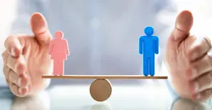 Des personnes en équilibre sur une planche