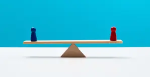 Deux pions en équilibre sur une planche