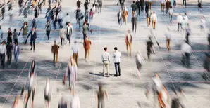 Deux personnes dans une foule