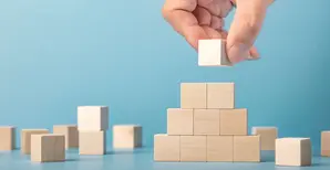 Une pyramide en petits blocs de bois est construite