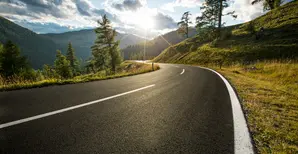 Une route de montagne sans fin