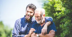 Un homme enlace son père