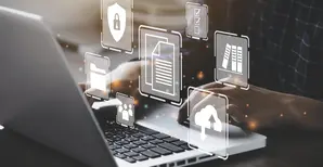 Geschäftsmann, der einen Computer benutzt, um ein Managementkonzept zu dokumentieren