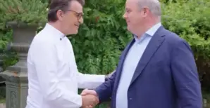 yannick Alléno sert la main de Vincent Mortier