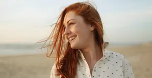 Ragazza guarda l'orizzonte mentre è al mare