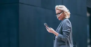 une femme dans les 50