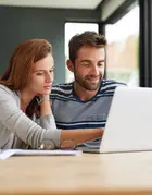 Junges Paar diskutiert finanzielle Themen