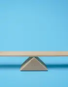 Deux pions en équilibre sur une planche
